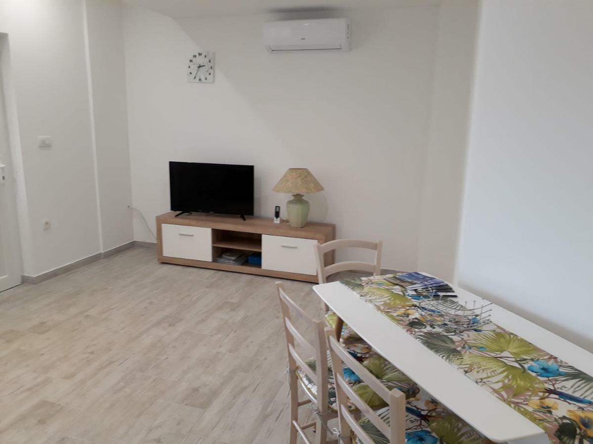 Apartments Roko Кострена Екстериор снимка